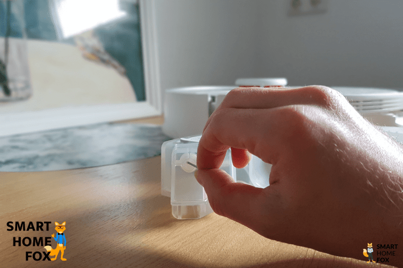 Ein Loch wird in die Wasser-Leitungen eines mobilen Roborock Wassertanks gestochen.